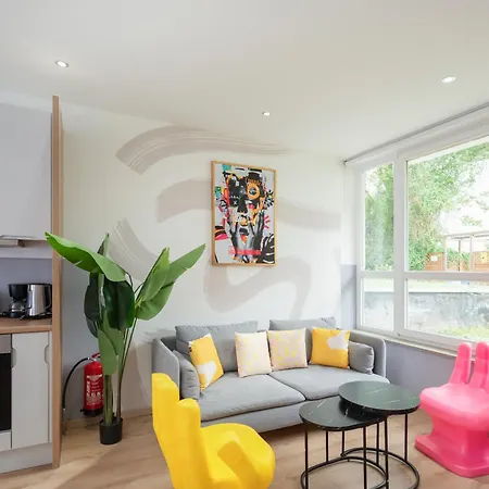 Künstlicheres Apartment am Mauerpark *